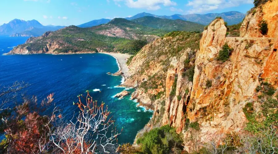 mare della Corsica con rocce rosse