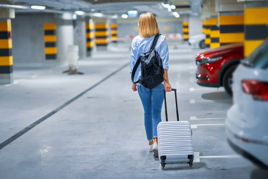 Turista donna nel parcheggio sotterraneo in aeroporto