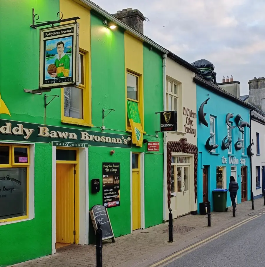 dingle villaggio con case colorate irlanda