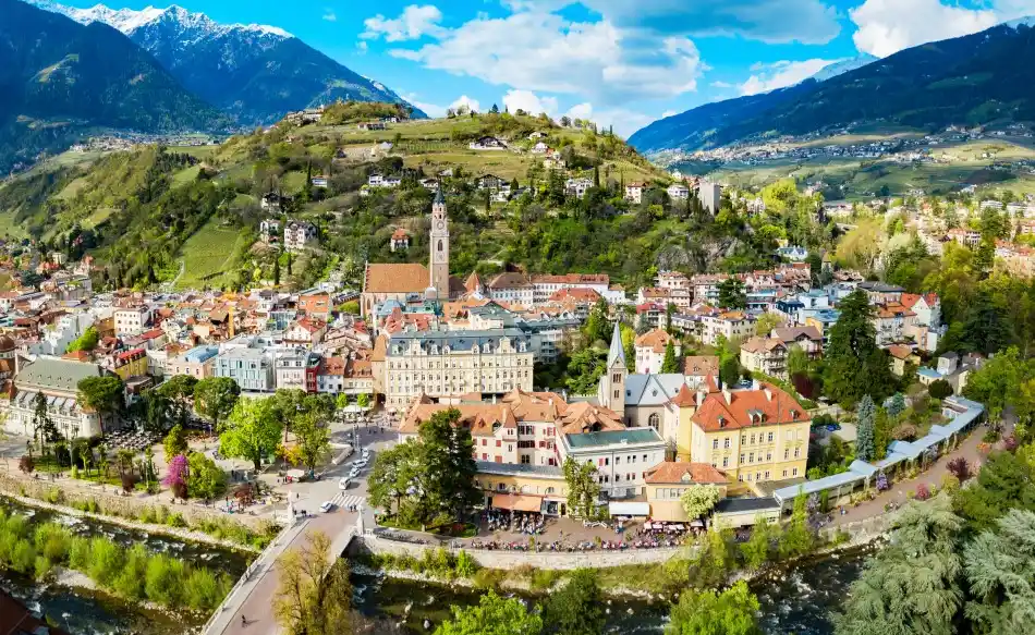 Merano in estate vista panoramica aerea del centro città