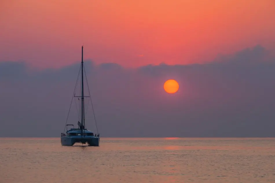 Catamarano sullo sfondo di un bellissimo tramonto in Grecia