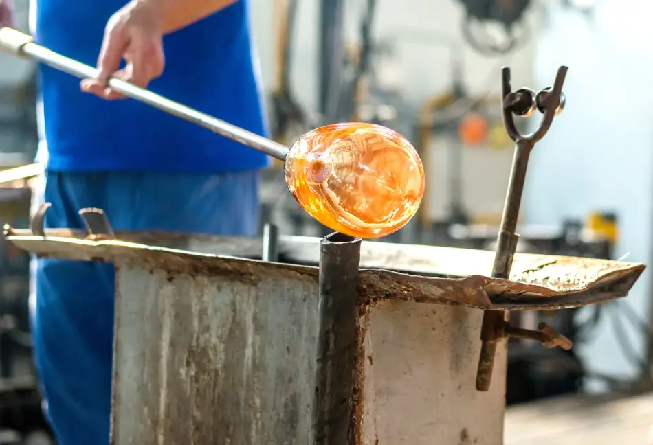 lavorazione del vetro in una fabbrica di Murano