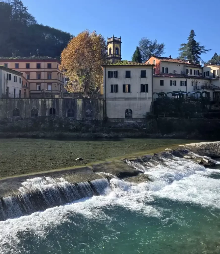 Bagni di Lucca veduta del borgo sul torrente lima