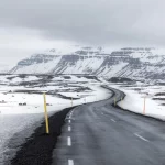 Paesaggio invernale con strada innevata in Islanda