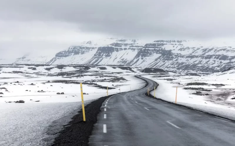 Paesaggio invernale con strada innevata in Islanda