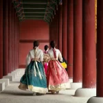 Ragazze asiatiche in abito hanbok passeggiano nel vecchio palazzo di Seoul Corea del Sud