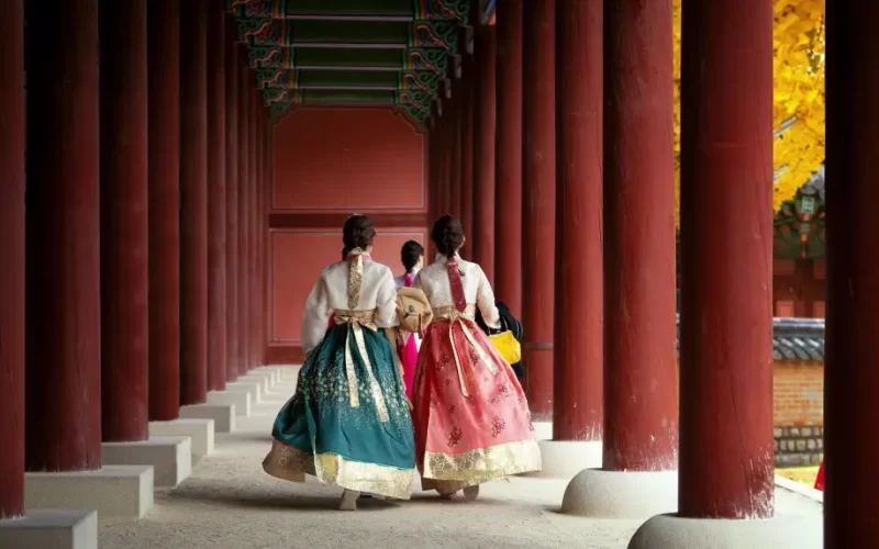 Ragazze asiatiche in abito hanbok passeggiano nel vecchio palazzo di Seoul Corea del Sud