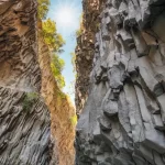 Le pendici in pietra delle Gole dell'Alcantara formate dalla lava dell'Etna in Sicilia